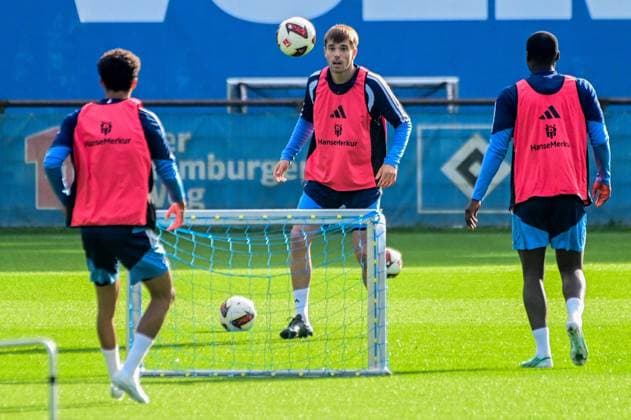 Mario Vuskovic ( HSV ) am Ball Deutschland , Hamburg , Volksparkstadion , Fussball , 1. Bundesliga , Training des Hamburger SV