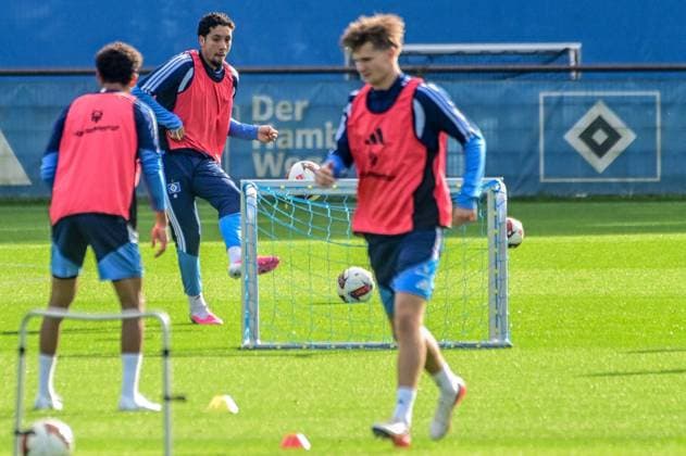 Bilal Nadir ( HSV ) am Ball Deutschland , Hamburg , Volksparkstadion , Fussball , 1. Bundesliga , Training des Hamburger SV