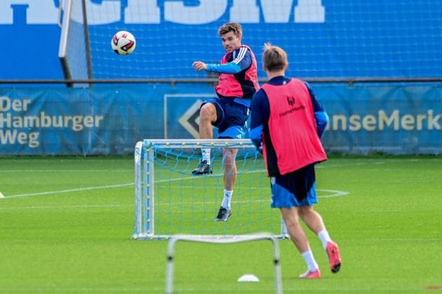 Mario Vuskovic ( HSV ) am Ball Deutschland , Hamburg , Volksparkstadion , Fussball , 1. Bundesliga , Training des Hamburger SV