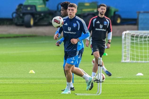 Nicolai Remberg ( HSV ) am Ball Deutschland , Hamburg , Volksparkstadion , Fussball , 1. Bundesliga , Training des Hamburger SV