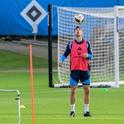 Mario Vuskovic ( HSV ) am Ball Deutschland , Hamburg , Volksparkstadion , Fussball , 1. Bundesliga , Training des Hamburger SV