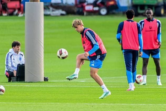 Louis Lemke ( HSV ) am Ball Deutschland , Hamburg , Volksparkstadion , Fussball , 1. Bundesliga , Training des Hamburger SV