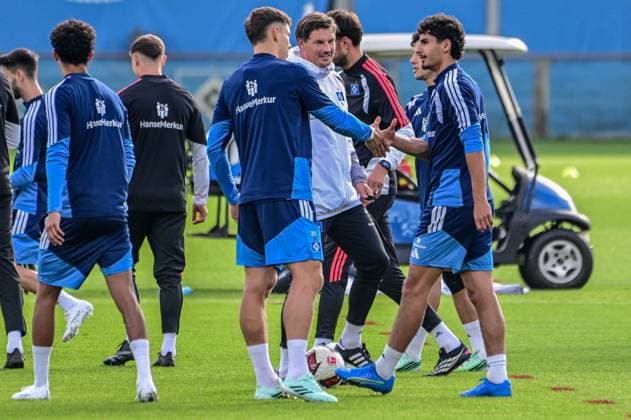 Nicolai Remberg Trainer Merlin Polzin Martin Adeline ( HSV ) Deutschland , Hamburg , Volksparkstadion , Fussball , 1. Bundesliga , Training des Hamburger SV