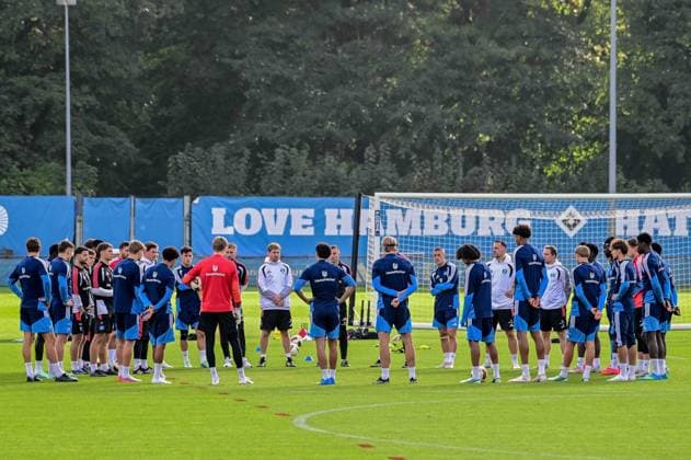 Mannschaftskreis Trainer Merlin Polzin spricht zur Mannschaft ( HSV ) Deutschland , Hamburg , Volksparkstadion , Fussball , 1. Bundesliga , Training des Hamburger SV