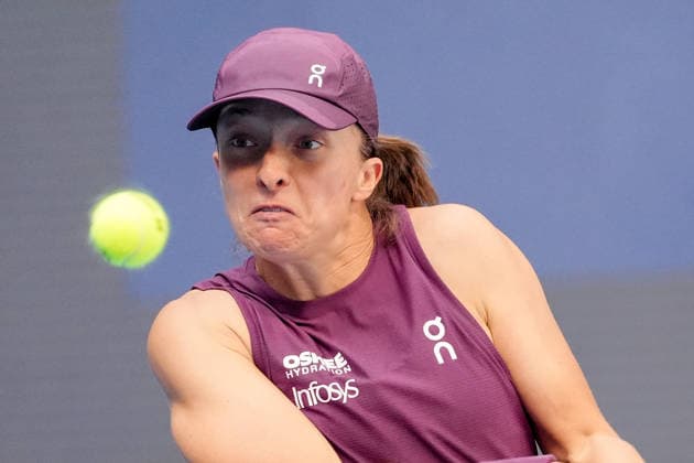 (261007) -- BEIJING, Oct. 7, 2026 -- Iga Swiatek hits a return during the women s singles fourth round match between Iga Swiatek of Poland and Iva Jovic of the United States at 2026 China Open tennis tournament in Beijing, China, Oct. 7, 2026. ) (SP)CHINA-BEIJING-TENNIS-CHINA OPEN-WOMEN S SINGLES (CN) JuxHuanzong 
