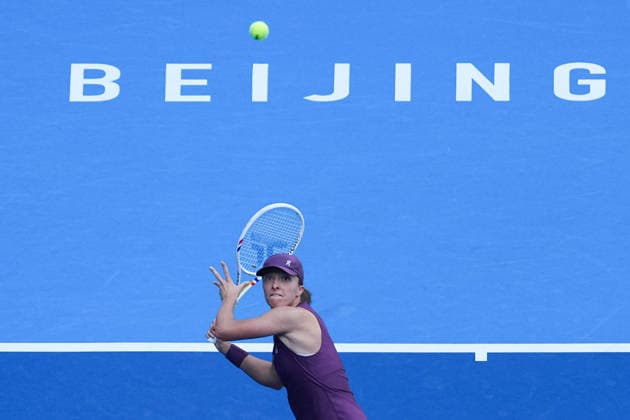 (261007) -- BEIJING, Oct. 7, 2026 -- Iga Swiatek hits a return during the women s singles fourth round match between Iga Swiatek of Poland and Iva Jovic of the United States at 2026 China Open tennis tournament in Beijing, China, Oct. 7, 2026. ) (SP)CHINA-BEIJING-TENNIS-CHINA OPEN-WOMEN S SINGLES (CN) JuxHuanzong 