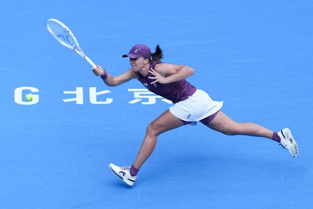 (261007) -- BEIJING, Oct. 7, 2026 -- Iga Swiatek hits a return during the women s singles fourth round match between Iga Swiatek of Poland and Iva Jovic of the United States at 2026 China Open tennis tournament in Beijing, China, Oct. 7, 2026. ) (SP)CHINA-BEIJING-TENNIS-CHINA OPEN-WOMEN S SINGLES (CN) JuxHuanzong 