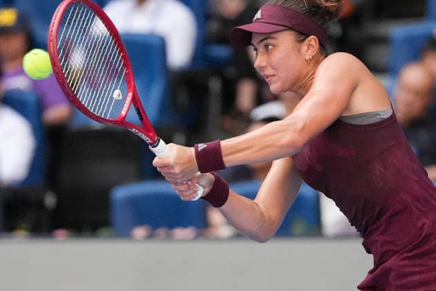 (261007) -- BEIJING, Oct. 7, 2026 -- Iva Jovic hits a return during the women s singles fourth round match between Iga Swiatek of Poland and Iva Jovic of the United States at 2026 China Open tennis tournament in Beijing, China, Oct. 7, 2026. ) (SP)CHINA-BEIJING-TENNIS-CHINA OPEN-WOMEN S SINGLES (CN) JuxHuanzong 