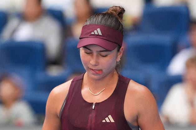 (261007) -- BEIJING, Oct. 7, 2026 -- Iva Jovic reacts during the women s singles fourth round match between Iga Swiatek of Poland and Iva Jovic of the United States at 2026 China Open tennis tournament in Beijing, China, Oct. 7, 2026. ) (SP)CHINA-BEIJING-TENNIS-CHINA OPEN-WOMEN S SINGLES (CN) JuxHuanzong 