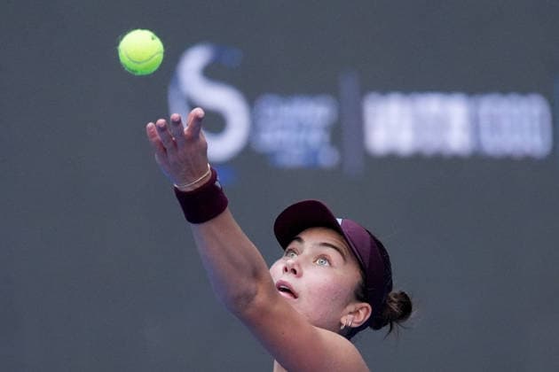 (261007) -- BEIJING, Oct. 7, 2026 -- Iva Jovic serves during the women s singles fourth round match between Iga Swiatek of Poland and Iva Jovic of the United States at 2026 China Open tennis tournament in Beijing, China, Oct. 7, 2026. ) (SP)CHINA-BEIJING-TENNIS-CHINA OPEN-WOMEN S SINGLES (CN) JuxHuanzong 