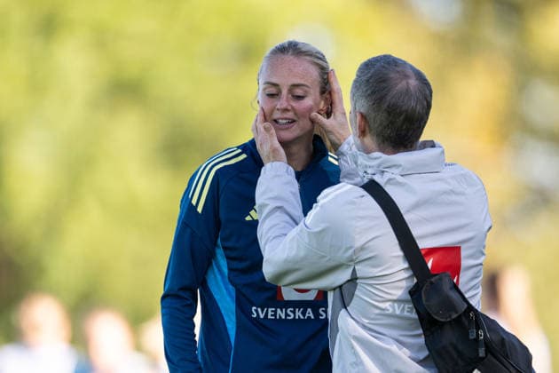 261007 Amanda Ilestedt of the Swedish women s national football team receives medical attention during a training session on October 7, 2026 in Stockholm. Photo: Emma Wallskog BILDBYRAN kod EW EW0716 fotboll football soccer fotball vm-kval kval fifa womens world cup qualifier qualifier träning practice training sverige sweden dam bbeng Copyright: EMMAxWALLSKOG BB261007EW004