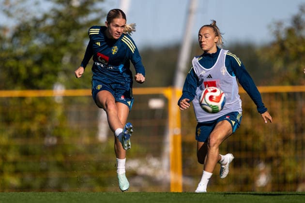 261007 Hanna Lundkvist and Hanna Bennison of the Swedish women s national football team during a training session on October 7, 2026 in Stockholm. Photo: Emma Wallskog BILDBYRAN kod EW EW0716 fotboll football soccer fotball vm-kval kval fifa womens world cup qualifier qualifier träning practice training sverige sweden dam bbeng Copyright: EMMAxWALLSKOG BB261007EW054