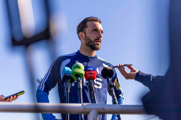 07.10.2026, Fussball, Training des FC Schalke 04. Medienrunde mit Kenan Karaman (FC Schalke 04). Gelsenkirchen Trainingsgelände FC Schalke 04 NRW Deutschland xRHR-FOTO YYx Copyright: RHR-FOTOx RHR-FOTO YY