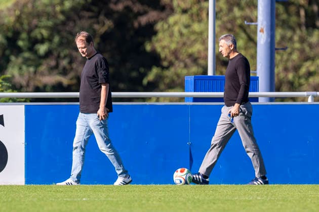 07.10.2026, Fussball, Training des FC Schalke 04. v. l. Administrativer Leiter NLZ Till Beckmann FC Schalke 04), Sportlicher Leiter NLZ Ayhan Tumani (FC Schalke 04). Gelsenkirchen Trainingsgelände FC Schalke 04 NRW Deutschland xRHR-FOTO YYx Copyright: RHR-FOTOx RHR-FOTO YY