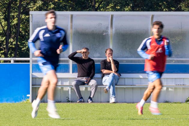 07.10.2026, Fussball, Training des FC Schalke 04. v. l. Sportlicher Leiter NLZ Ayhan Tumani (FC Schalke 04), Administrativer Leiter NLZ Till Beckmann FC Schalke 04). Gelsenkirchen Trainingsgelände FC Schalke 04 NRW Deutschland xRHR-FOTO YYx Copyright: RHR-FOTOx RHR-FOTO YY