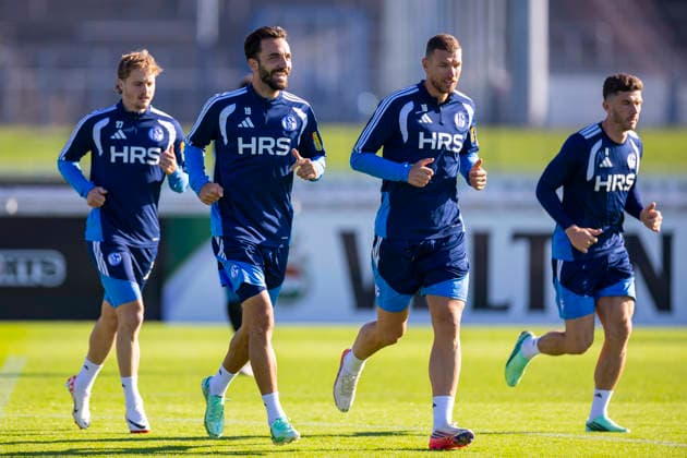07.10.2026, Fussball, Training des FC Schalke 04. v. l. Finn Porath (FC Schalke 04), Kenan Karaman (FC Schalke 04), Edin Dzeko (FC Schalke 04), Robin Gosens (FC Schalke 04). Gelsenkirchen Trainingsgelände FC Schalke 04 NRW Deutschland xRHR-FOTO YYx Copyright: RHR-FOTOx RHR-FOTO YY