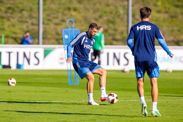 07.10.2026, Fussball, Training des FC Schalke 04. Edin Dzeko (FC Schalke 04). Gelsenkirchen Trainingsgelände FC Schalke 04 NRW Deutschland xRHR-FOTO YYx Copyright: RHR-FOTOx RHR-FOTO YY