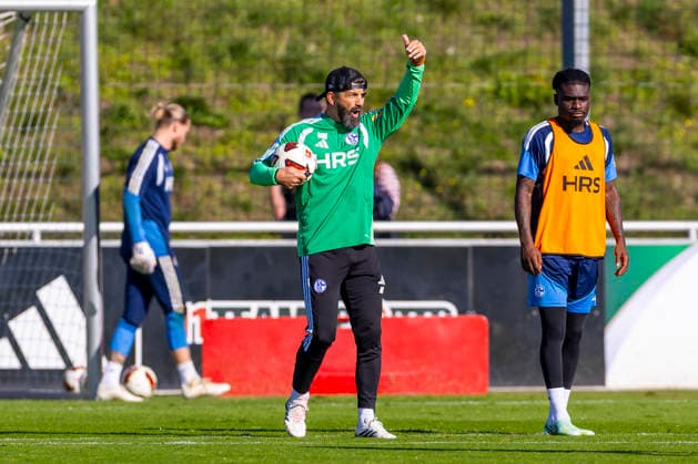 07.10.2026, Fussball, Training des FC Schalke 04. Trainer Miron Muslic (FC Schalke 04) gibt Anweisungen. Gelsenkirchen Trainingsgelände FC Schalke 04 NRW Deutschland xRHR-FOTO YYx Copyright: RHR-FOTOx RHR-FOTO YY