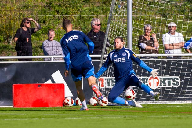 07.10.2026, Fussball, Training des FC Schalke 04. v. l. Edin Dzeko (FC Schalke 04), Torwart Loris Karius (FC Schalke 04). Gelsenkirchen Trainingsgelände FC Schalke 04 NRW Deutschland xRHR-FOTO YYx Copyright: RHR-FOTOx RHR-FOTO YY