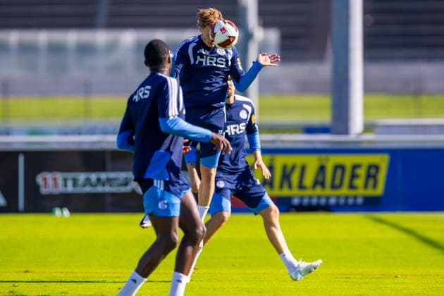 07.10.2026, Fussball, Training des FC Schalke 04. Finn Porath (FC Schalke 04) im Duell. Gelsenkirchen Trainingsgelände FC Schalke 04 NRW Deutschland xRHR-FOTO YYx Copyright: RHR-FOTOx RHR-FOTO YY