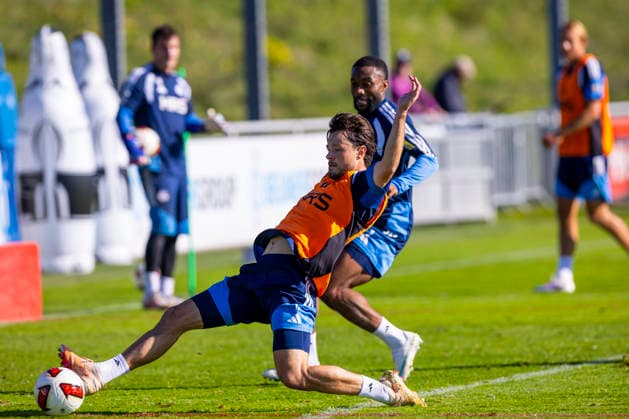 07.10.2026, Fussball, Training des FC Schalke 04. v. l. Adrian Gantenbein (FC Schalke 04), Moussa Sylla (FC Schalke 04). Gelsenkirchen Trainingsgelände FC Schalke 04 NRW Deutschland xRHR-FOTO YYx Copyright: RHR-FOTOx RHR-FOTO YY