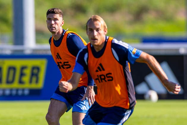 07.10.2026, Fussball, Training des FC Schalke 04. v. l. Robin Gosens (FC Schalke 04), Timo Becker (FC Schalke 04). Gelsenkirchen Trainingsgelände FC Schalke 04 NRW Deutschland xRHR-FOTO YYx Copyright: RHR-FOTOx RHR-FOTO YY