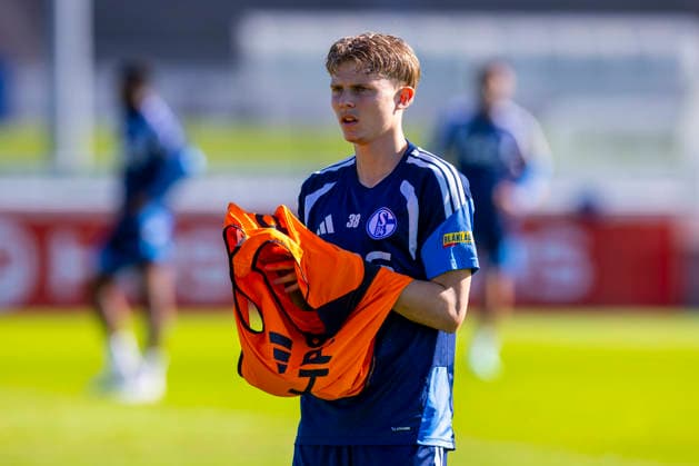 07.10.2026, Fussball, Training des FC Schalke 04. Luca Vozar (FC Schalke 04) zieht ein Leibchen an. Gelsenkirchen Trainingsgelände FC Schalke 04 NRW Deutschland xRHR-FOTO YYx Copyright: RHR-FOTOx RHR-FOTO YY