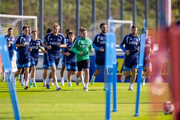 07.10.2026, Fussball, Training des FC Schalke 04. Die Spieler des S04 laufen sich warm. Gelsenkirchen Trainingsgelände FC Schalke 04 NRW Deutschland xRHR-FOTO YYx Copyright: RHR-FOTOx RHR-FOTO YY