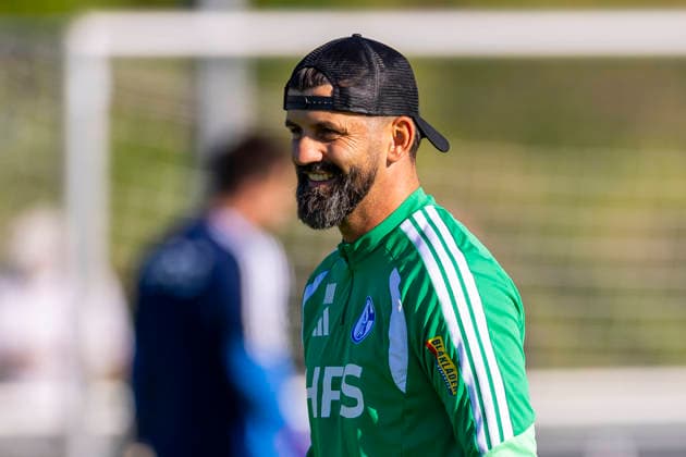 07.10.2026, Fussball, Training des FC Schalke 04. Trainer Miron Muslic (FC Schalke 04) lacht. Gelsenkirchen Trainingsgelände FC Schalke 04 NRW Deutschland xRHR-FOTO YYx Copyright: RHR-FOTOx RHR-FOTO YY