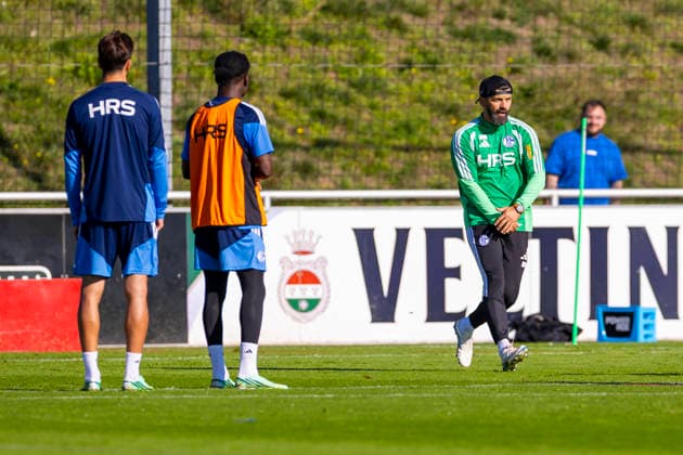 07.10.2026, Fussball, Training des FC Schalke 04. Trainer Miron Muslic (FC Schalke 04) gibt Anweisungen. Gelsenkirchen Trainingsgelände FC Schalke 04 NRW Deutschland xRHR-FOTO YYx Copyright: RHR-FOTOx RHR-FOTO YY