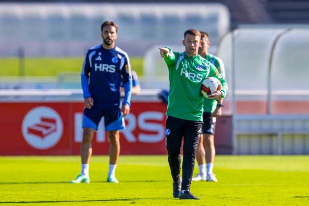 07.10.2026, Fussball, Training des FC Schalke 04. Co-Trainer Eddie Lattimore (FC Schalke 04) gibt Anweisungen. Gelsenkirchen Trainingsgelände FC Schalke 04 NRW Deutschland xRHR-FOTO YYx Copyright: RHR-FOTOx RHR-FOTO YY