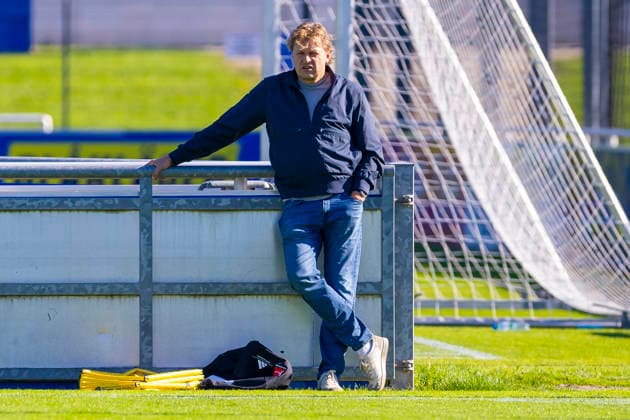 07.10.2026, Fussball, Training des FC Schalke 04. Direktor Profifussball Youri Mulder (FC Schalke 04) lehnt an der Bande. Gelsenkirchen Trainingsgelände FC Schalke 04 NRW Deutschland xRHR-FOTO YYx Copyright: RHR-FOTOx RHR-FOTO YY