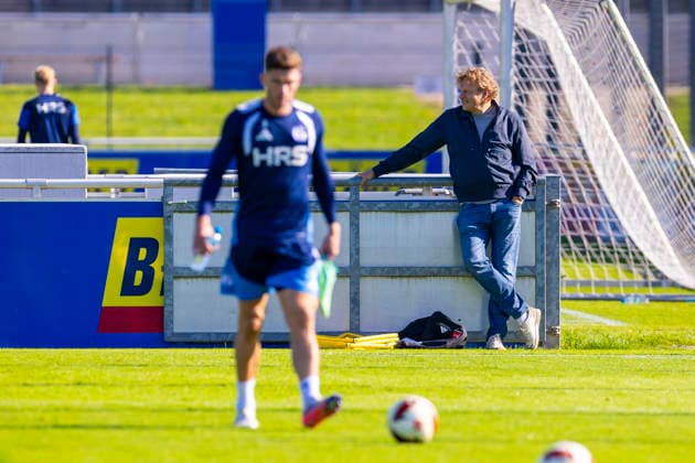 07.10.2026, Fussball, Training des FC Schalke 04. Direktor Profifussball Youri Mulder (FC Schalke 04) lehnt an der Bande. Gelsenkirchen Trainingsgelände FC Schalke 04 NRW Deutschland xRHR-FOTO YYx Copyright: RHR-FOTOx RHR-FOTO YY