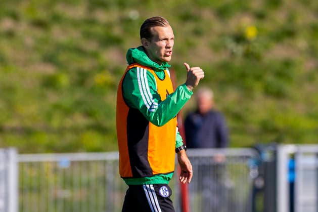 07.10.2026, Fussball, Training des FC Schalke 04. Co-Trainer Adin Osmanbasic (FC Schalke 04) gibt Anweisungen. Gelsenkirchen Trainingsgelände FC Schalke 04 NRW Deutschland xRHR-FOTO YYx Copyright: RHR-FOTOx RHR-FOTO YY
