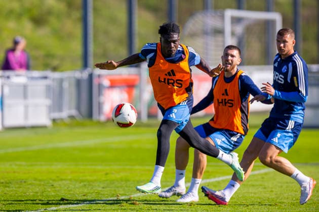 07.10.2026, Fussball, Training des FC Schalke 04. v. l. Junior Dina Ebimbe (FC Schalke 04), Hasan Kurucay (FC Schalke 04), Edin Dzeko (FC Schalke 04). Gelsenkirchen Trainingsgelände FC Schalke 04 NRW Deutschland xRHR-FOTO YYx Copyright: RHR-FOTOx RHR-FOTO YY