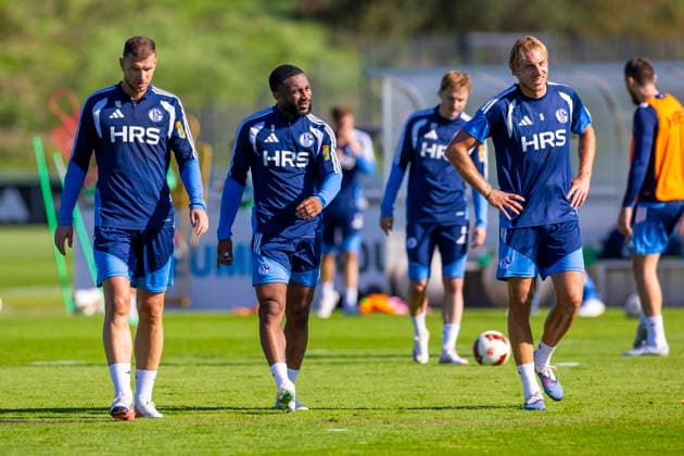 07.10.2026, Fussball, Training des FC Schalke 04. v. l. Edin Dzeko (FC Schalke 04), Moussa Sylla (FC Schalke 04), Timo Becker (FC Schalke 04). Gelsenkirchen Trainingsgelände FC Schalke 04 NRW Deutschland xRHR-FOTO YYx Copyright: RHR-FOTOx RHR-FOTO YY