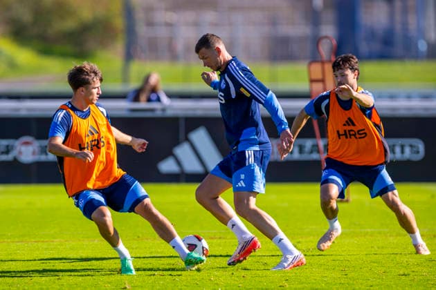07.10.2026, Fussball, Training des FC Schalke 04. v. l. Vitalie Becker (FC Schalke 04), Edin Dzeko (FC Schalke 04), Adrian Gantenbein (FC Schalke 04). Gelsenkirchen Trainingsgelände FC Schalke 04 NRW Deutschland xRHR-FOTO YYx Copyright: RHR-FOTOx RHR-FOTO YY