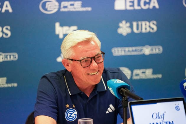 Schweiz, Zürich: Fussball - Grasshopper Club Zürich Vorstellung von Cheftrainer Olaf Janßen Pressekonferenz (Zürich) - Mimik, Gesichtsausdruck, Emotion, Pressekonferenz, Medien Copyright: xJOERANxSTEINSIEKx