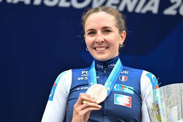France s Juliette Berthet , winner of the bronze medal celebrates on the podium of the Women Elite Individual Time Trial race (22km) at the cycling UEC Road European Championships, in Ljubljana, Slovenia, on Wednesday 7 October 2026. The UEC Road European Championships are taking place from 02 to 07 October in Ljubljana, Slovenia. DAVIDxPINTENS  x189053639x