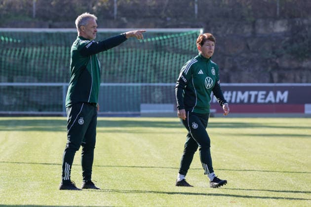 07.10.2026, xgrfx, Fussball DFB Medientermine, Deutsche Frauennationalmannschaft - Training v.l. Christian Wück, Maren Meinert (Deutsche Frauennationalmannschaft) Eppelheim