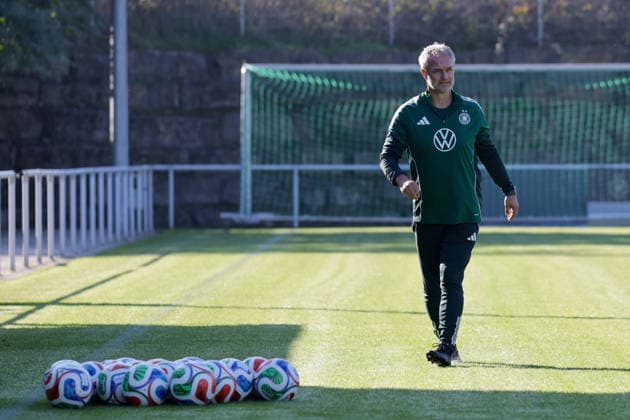 07.10.2026, xgrfx, Fussball DFB Medientermine, Deutsche Frauennationalmannschaft - Training v.l. Christian Wück (Deutsche Frauennationalmannschaft) Eppelheim