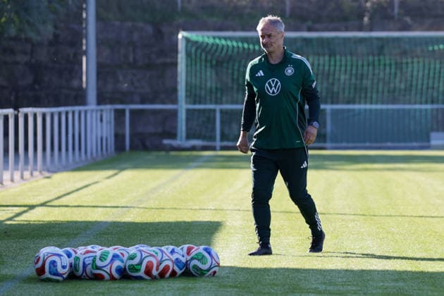 07.10.2026, xgrfx, Fussball DFB Medientermine, Deutsche Frauennationalmannschaft - Training v.l. Christian Wück (Deutsche Frauennationalmannschaft) Eppelheim
