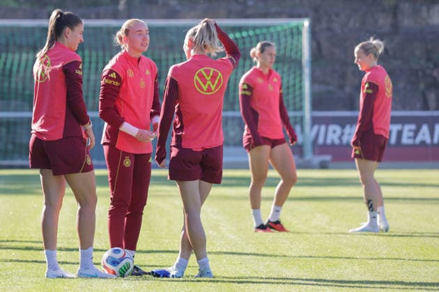 07.10.2026, xgrfx, Fussball DFB Medientermine, Deutsche Frauennationalmannschaft - Training v.l. Melissa Kössler, Laura Dick (Deutsche Frauennationalmannschaft) Eppelheim