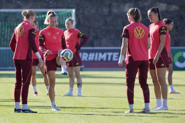 07.10.2026, xgrfx, Fussball DFB Medientermine, Deutsche Frauennationalmannschaft - Training v.l. Laura Dick, Sarai Linder (Deutsche Frauennationalmannschaft) Eppelheim