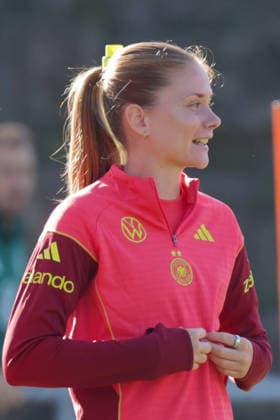 07.10.2026, xgrfx, Fussball DFB Medientermine, Deutsche Frauennationalmannschaft - Training v.l. Sjoeke Nüsken (Deutsche Frauennationalmannschaft) Eppelheim