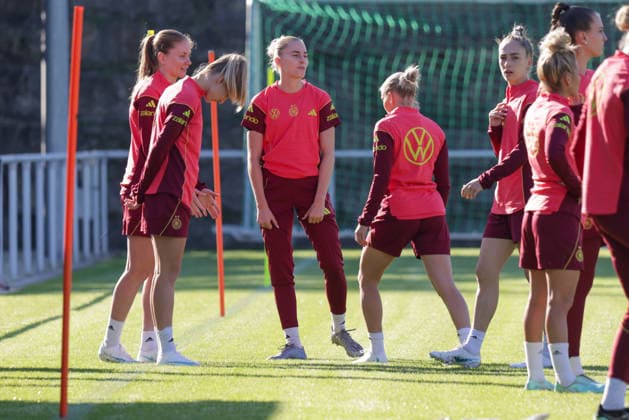 07.10.2026, xgrfx, Fussball DFB Medientermine, Deutsche Frauennationalmannschaft - Training v.l. Sjoeke Nüsken, Laura Freigang (Deutsche Frauennationalmannschaft) Eppelheim