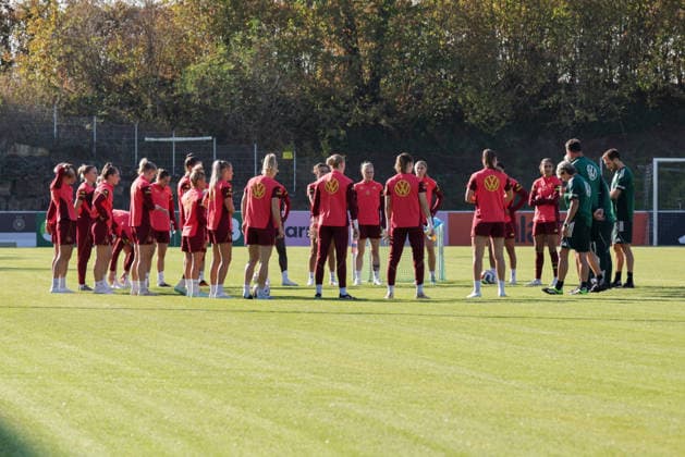 07.10.2026, xgrfx, Fussball DFB Medientermine, Deutsche Frauennationalmannschaft - Training v.l. Christian Wück leitet das Training der deutschen Nationalmannschaft. (Deutsche Frauennationalmannschaft) Eppelheim