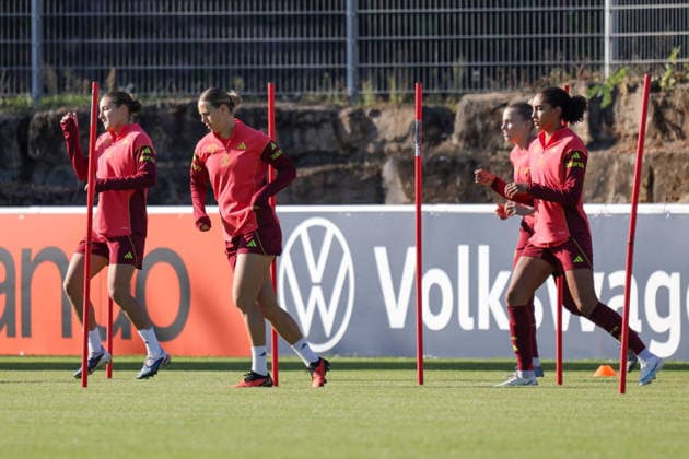 07.10.2026, xgrfx, Fussball DFB Medientermine, Deutsche Frauennationalmannschaft - Training v.l. Carlotta Wamser, Klara Bühl, Cora Zicai (Deutsche Frauennationalmannschaft) Eppelheim