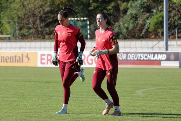 07.10.2026, xgrfx, Fussball DFB Medientermine, Deutsche Frauennationalmannschaft - Training v.l. Ena Mahmutovic, Stina Johannes (Deutsche Frauennationalmannschaft) Eppelheim