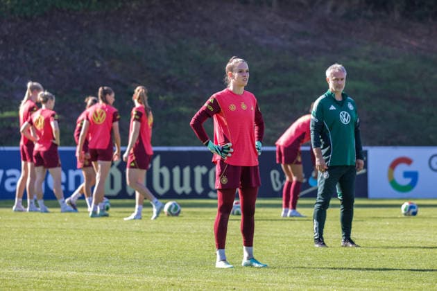 07.10.2026, xgrfx, Fussball DFB Medientermine, Deutsche Frauennationalmannschaft - Training v.l. Ena Mahmutovic, Christian Wück (Deutsche Frauennationalmannschaft) Eppelheim